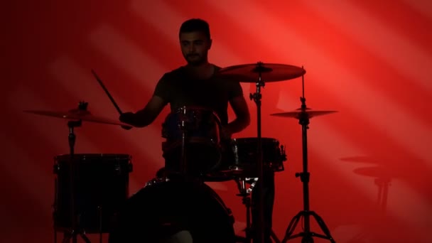 Silhouette Batteur Jouant Tambour Sur Fond Rouge Images Tournées Studio — Video