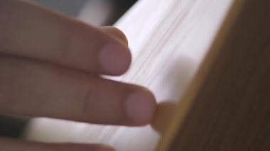 Üç telli Baglama adlı bir telli çalgı enstrümanı olan Kopuz 'u yavaşça çek..