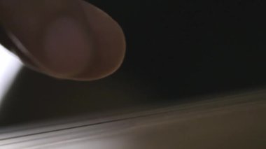 Üç telli Baglama adlı bir telli çalgı enstrümanı olan Kopuz 'u yavaşça çek..