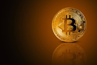  Altın renkli arka planda Bitcoin 'in ön görünümü.