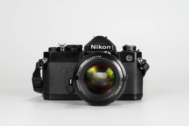 İzmir, Türkiye - 09 Mart 2021: Siyah renkli Nikon Fm Analog fotoğraf makinesinin beyaz arka planda Nikon Nikkor 50mm f1.2 lensli ön görüntüsü