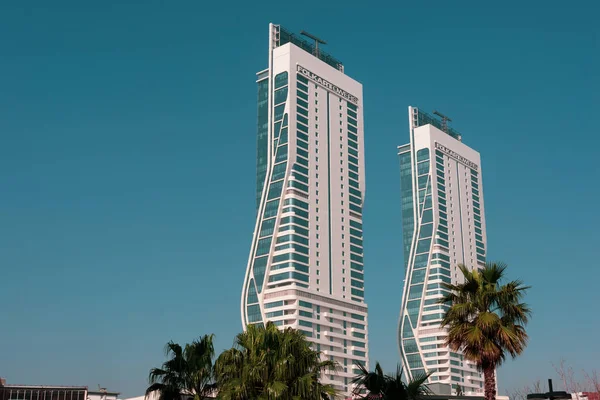 Izmir Turkiet Februari 2021 Izmir Turkiet Folkart Towers Med Palmer — Stockfoto