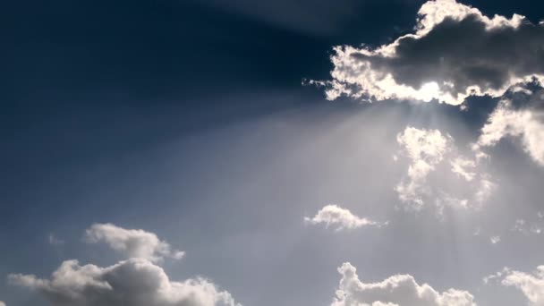 Beelden Van Een Bewolkte Hemel Met Zonnestralen — Stockvideo