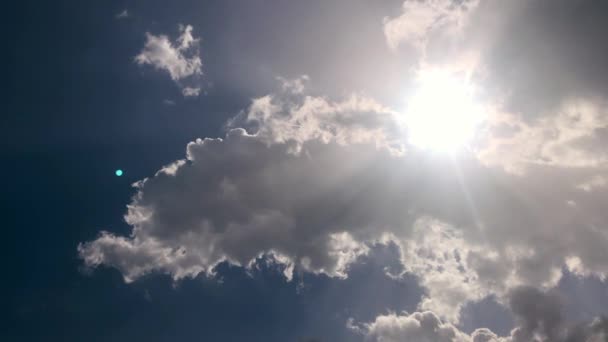 Záběry Oblačné Oblohy Slunečními Paprsky — Stock video