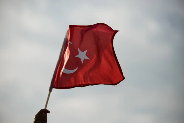 Närbild Skott Hand Höll Turkiska Flaggan Viftande Varm Molnig Himmel — Stockfoto