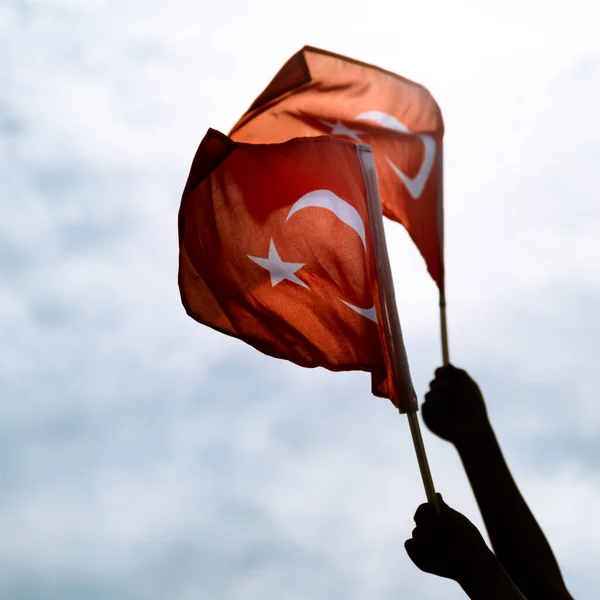 Izmir Turecko Září 2021 Dvě Ruce Držící Turecké Vlajky Modré — Stock fotografie