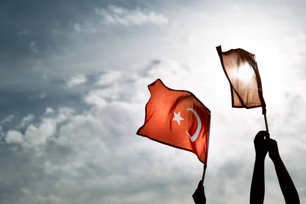 Två Händer Som Håller Turkiska Flaggor Blå Och Grumlig Himmel — Stockfoto