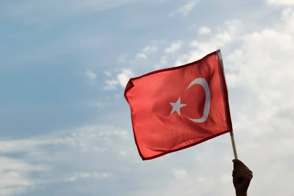Nahaufnahme Einer Hand Gehaltenen Türkischen Flagge Die Einem Warmen Wolkenverhangenen — Stockfoto