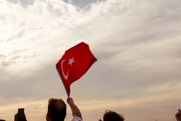 Izmir Turkiet September 2021 Människor Viftar Med Turkisk Flagga Ramen — Stockfoto