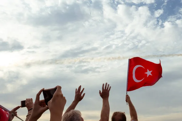 2021年9月9日 土耳其伊兹密尔 人们在伊兹密尔自由日的框架内挥舞着土耳其国旗 — 图库照片