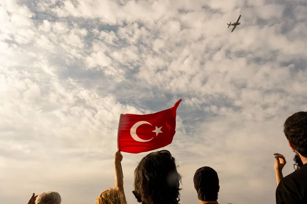 Izmir Turquía Septiembre 2021 Avión Volando Cielo Día Libertad Izmir — Foto de Stock