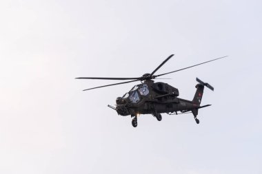 İzmir, Türkiye - 9 Eylül 2021: İzmir 'in özgürlük gününde Polis Atak helikopteri gökyüzünde gösteri yaptı.