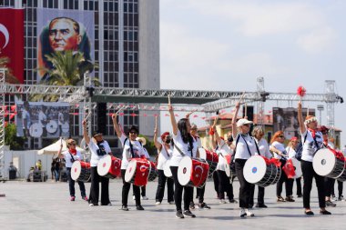 İzmir, Türkiye - 9 Eylül 2021: İzmir Cumhuriyet Meydanı 'nda ve Özgürlük Günü' nde İzmir 'de sahne alan İzmir' li kadın ritim grubu.