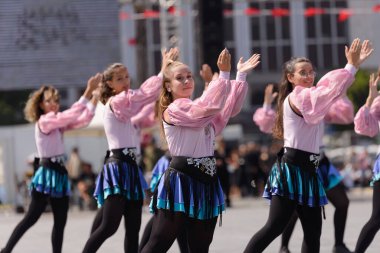 İzmir, Türkiye - 9 Eylül 2021: İzmir 'deki Cumhuriyet Meydanı' nda ve İzmir 'in özgürlük gününde dans eden gençler grubu.