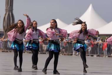 İzmir, Türkiye - 9 Eylül 2021: İzmir 'deki Cumhuriyet Meydanı' nda ve İzmir 'in özgürlük gününde dans eden gençler grubu.