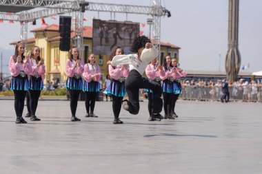 İzmir, Türkiye - 9 Eylül 2021: İzmir 'deki Cumhuriyet Meydanı' nda ve İzmir 'in özgürlük gününde dans eden gençler grubu.