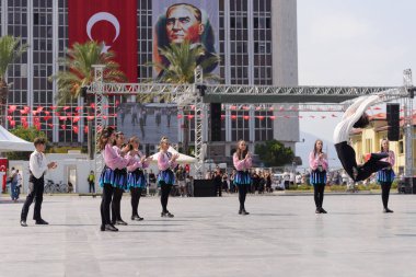 İzmir, Türkiye - 9 Eylül 2021: İzmir 'deki Cumhuriyet Meydanı' nda ve İzmir 'in özgürlük gününde dans eden gençler grubu.