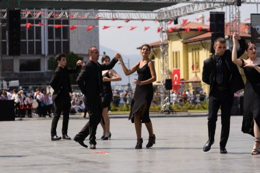 İzmir, Türkiye - 9 Eylül 2021: İzmir Waltz dans grubu Özgürlük Günü İzmir 'de Cumhuriyet Meydanı' nda dans etti