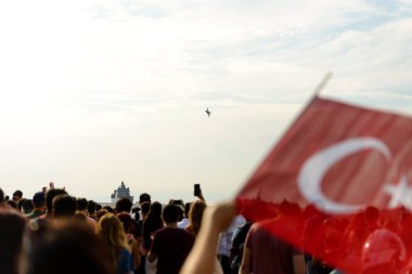 İzmir, Türkiye - 9 Eylül 2021: Bir gösteri için İzmir 'in özgürlük gününde uçaklar gökyüzünde uçuyor.