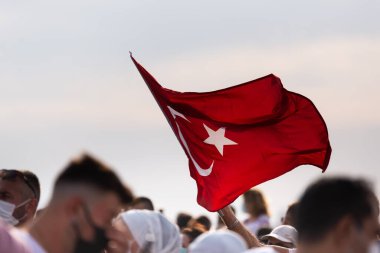 İzmir, Türkiye - 9 Eylül 2021: İzmir 'in özgürlük gününde insanlar çerçevede Türk bayrağı sallıyor