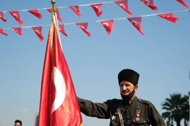 İzmir, Türkiye - 9 Eylül 2021: İzmir Özgürlük Günü 'nde Çanakkale Savaşı gazisi ile ilgili