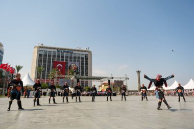 İzmir, Türkiye - 9 Eylül 2021: İzmir Cumhuriyet Meydanı 'nda İzmir' in özgürlük gününde insanlar Zeybek dansı yapıyor.