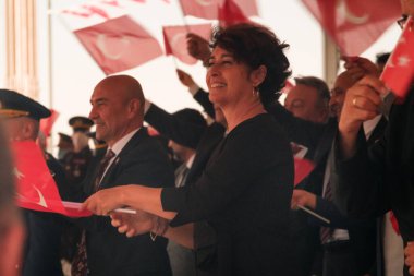 İzmir, Türkiye - 9 Eylül 2021: İzmir Belediye Başkanı Tunc Soyer ve eşi Neptun soyer, İzmir Özgürlük Günü 'nde Türk bayraklarıyla birlikte çerçevede.