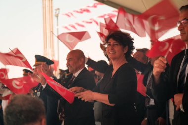 İzmir, Türkiye - 9 Eylül 2021: İzmir Belediye Başkanı Tunc Soyer ve eşi Neptun soyer, İzmir Özgürlük Günü 'nde Türk bayraklarıyla birlikte çerçevede.