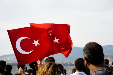 İzmir, Türkiye - 9 Eylül 2021: İzmir 'in Özgürlük Günü, insanların ellerinde Türk bayrakları var. Gundogdu Meydanı