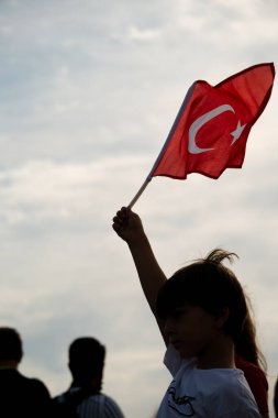İzmir, Türkiye - 9 Eylül 2021: İzmir 'in özgürlük gününde elinde Türk bayrağı sallayan bir çocuk.