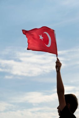 İzmir, Türkiye - 9 Eylül 2021: İzmir 'in özgürlük gününde elinde Türk bayrağı sallayan bir çocuk.