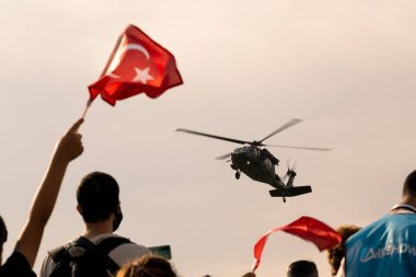 İzmir, Türkiye - 9 Eylül 2021: Türk Polis Helikopterleri, Türk bayrakları taşıyan bir kalabalıkla İzmir 'in kurtuluş gününü gökyüzünde protesto etti