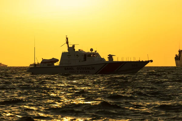 Izmir Turkey September 2021 Sunset Coast Guard Boat Sea Konak — Stock Photo, Image