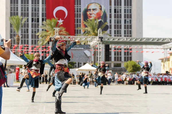 土耳其伊兹密尔 2021年9月9日 伊兹密尔共和国广场在伊兹密尔自由日表演泽拜克舞曲的人们 — 图库照片