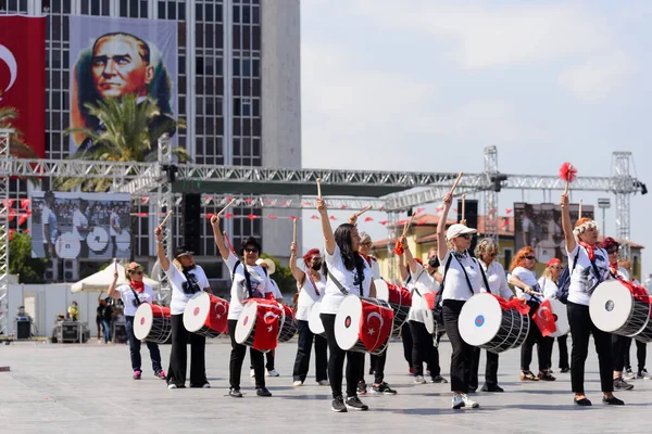 土耳其伊兹密尔 2021年9月9日 伊兹密尔妇女Ryhthm团体在伊兹密尔共和国广场和自由伊兹密尔日演出 — 图库照片