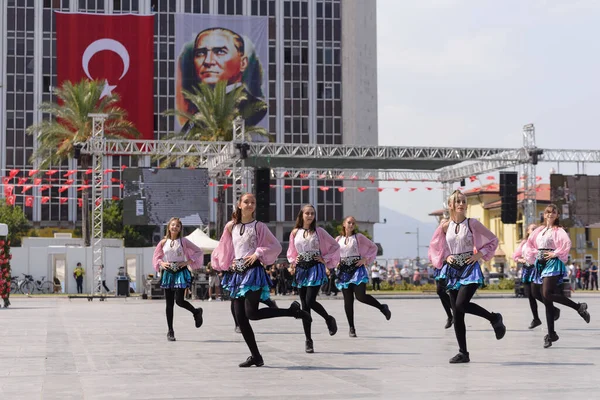 2021年9月9日 土耳其伊兹密尔 一群年轻人在土耳其伊兹密尔共和国广场和伊兹密尔自由日表演舞蹈 — 图库照片