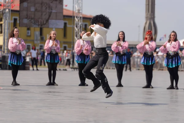 Izmir Türkei September 2021 Eine Gruppe Junger Menschen Tanzt Auf — Stockfoto