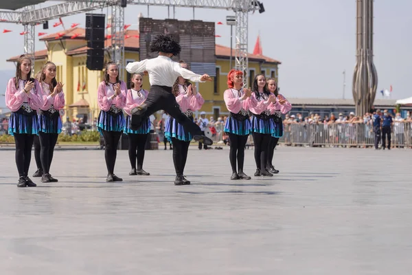 Izmir Türkei September 2021 Eine Gruppe Junger Menschen Tanzt Auf — Stockfoto