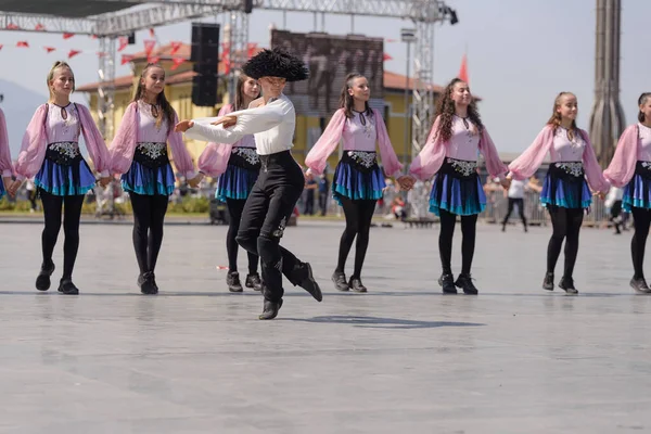 Izmir Türkei September 2021 Eine Gruppe Junger Menschen Tanzt Auf — Stockfoto