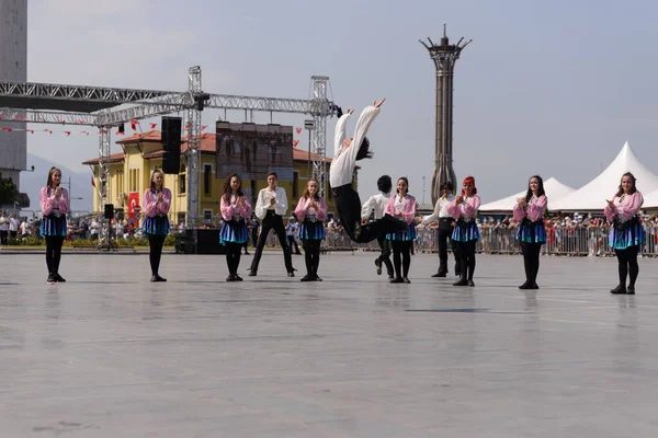 Izmir Türkei September 2021 Eine Gruppe Junger Menschen Tanzt Auf — Stockfoto