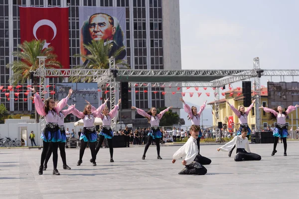 Izmir Turkki Syyskuuta 2021 Ryhmä Nuoria Tanssimassa Tasavallan Aukiolla Izmirin — kuvapankkivalokuva