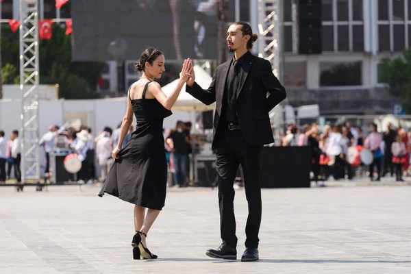 Izmir Turcja Września 2021 Grupa Taneczna Izmir Waltz Wykonująca Taniec — Zdjęcie stockowe