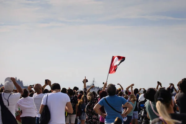 Izmir Turquia Setembro 2021 Pessoas Acenando Com Uma Bandeira Turca — Fotografia de Stock