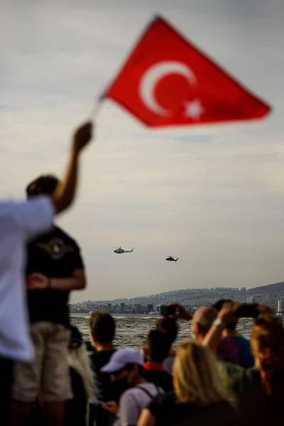 Izmir Turquía Septiembre 2021 Mano Sosteniendo Una Bandera Turca Helicóptero — Foto de Stock