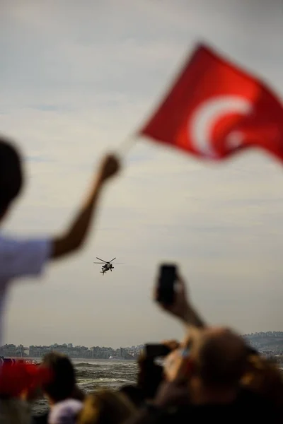 Izmir Turquia Setembro 2021 Mão Segurando Uma Bandeira Turca Helicóptero — Fotografia de Stock