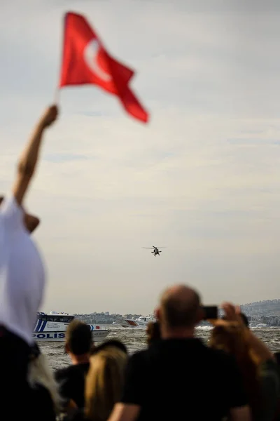 Izmir Törökország 2021 Szeptember Török Zászló Atak Helikopter Égen Izmir — Stock Fotó