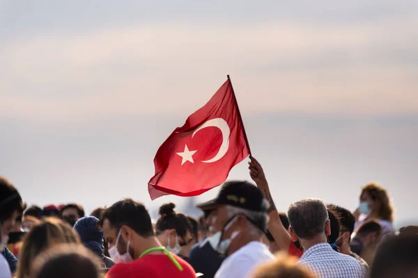 Smirne Turchia Settembre 2021 Persone Che Sventolano Una Bandiera Turca — Foto Stock