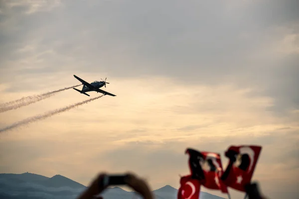 トルコのイズミル 9月9 2021 デモのためにイズミルの自由の日に空を飛ぶ飛行機 フレーム内のAtaturkの写真とトルコの旗を振って人々 — ストック写真