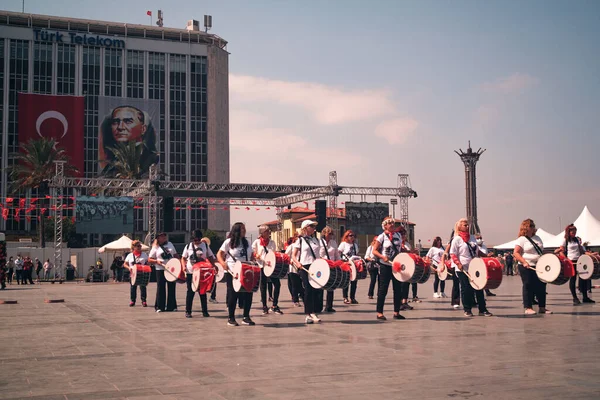 Izmir Turquia Setembro 2021 Grupo Ritmos Femininos Izmir Atuando Praça — Fotografia de Stock