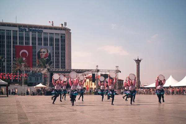 Izmir Türkei September 2021 Eine Gruppe Junger Menschen Tanzt Auf — Stockfoto